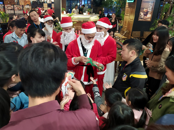 Hà Nội: Đêm Giáng sinh, vạn người ùn ùn kéo đến trung tâm thương mại đông chưa từng thấy