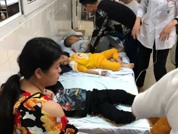 Bác sỹ quên ăn cấp cứu 143 trẻ mầm non nghi bị ngộ độc