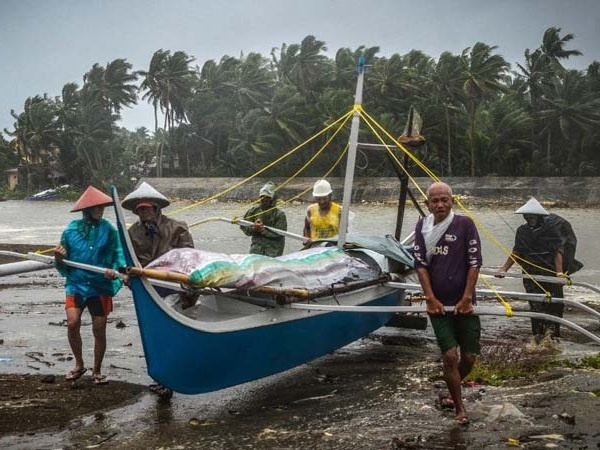 Hàng nghìn người Philippines mất Giáng sinh vì bão