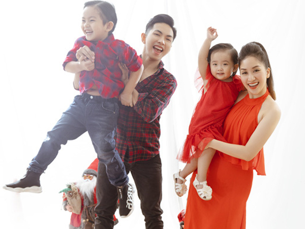 2 bé yêu nhà Khánh Thi - Phan Hiển khiến fan thích mê vì quá dễ thương