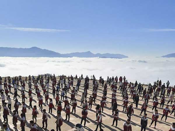 Lớp học trên mây gây sốt mạng xã hội của cô trò vùng cao Hà Giang