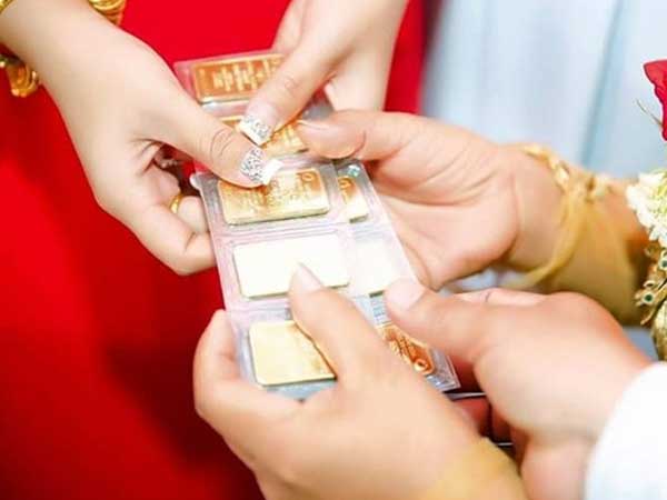 Đêm tân hôn mẹ chồng gõ cửa đòi 'giữ hộ' tiền mừng cưới phải làm sao?