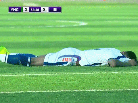 Video: Hàng loạt cầu thủ và trọng tài bất ngờ gục xuống sân vì lý do khó tin