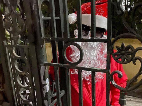 Vì đàn cháu thơ mà đóng giả làm ông già Noel, bà ngoại bị nhốt ngoài cổng, nghe điện thoại của con gái mới biết lý do 'đắng lòng'