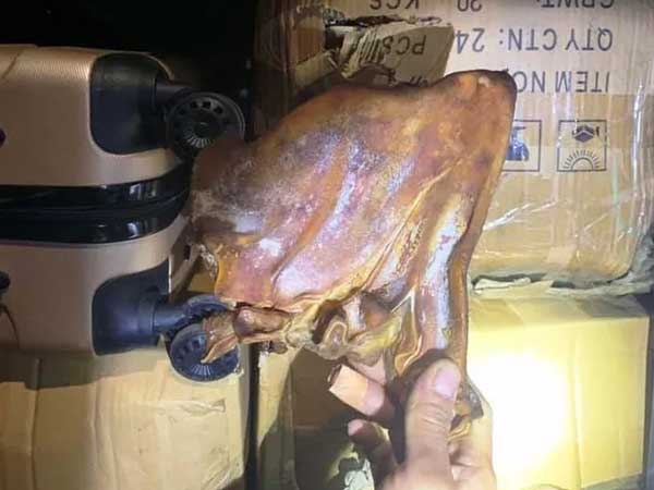 Thịt lợn tăng giá, thực phẩm sống không rõ nguồn gốc ồ ạt 'tấn công' vào các tỉnh biên giới