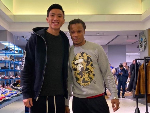 Văn Hậu khoe ảnh chụp cùng cựu danh thủ Edgar Davids trong dịp Giáng sinh đầu tiên xa nhà