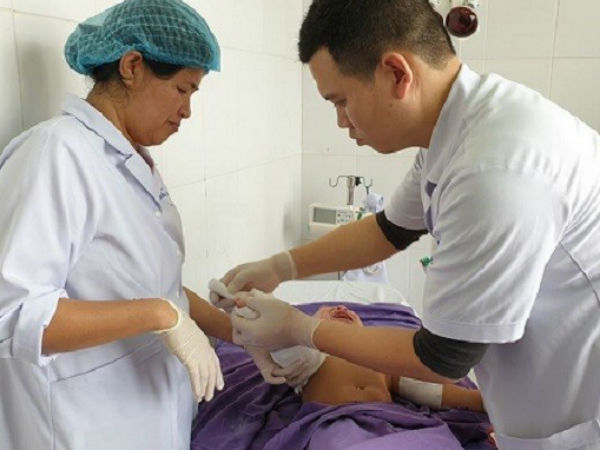 Quảng Ninh: Bé 2 tuổi ngã vào nồi lẩu đang sôi dẫn tới bỏng nặng