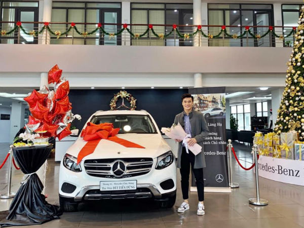 Thủ thành Bùi Tiến Dũng 'đập hộp' Mercedes-Benz GLC tiền tỷ đúng dịp Noel