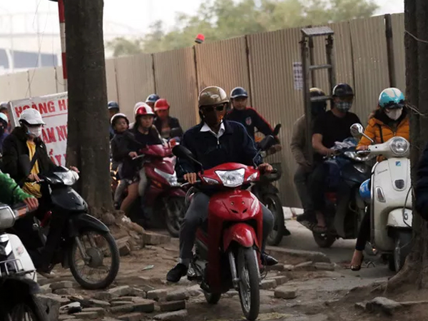 Hà Nội: Xe máy, ô tô 'đánh vật' để di chuyển qua công trường đường đua F1