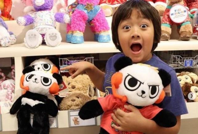 Cậu bé 8 tuổi trở thành YouTuber thu nhập cao nhất thế giới