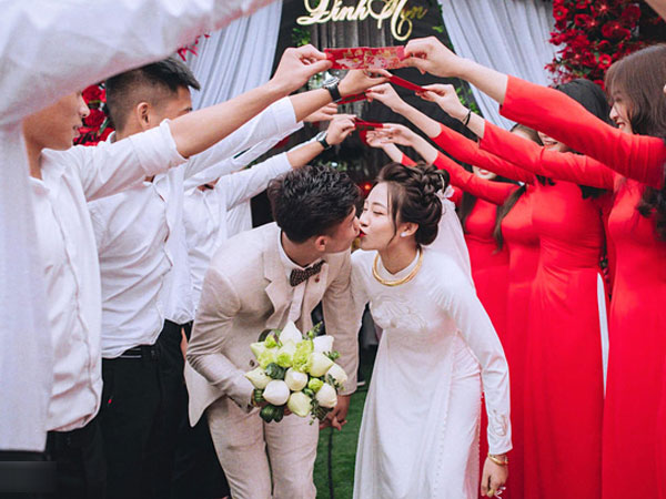 Văn Đức khóa môi Nhật Linh cực tình tứ trong bộ ảnh ăn hỏi vừa được tung ra khiến dân tình bấn loạn