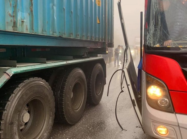 Thực hư chuyện tài xế container cho xe khách mất phanh tựa vào hông khi đổ đèo, cứu 20 người thoát chết
