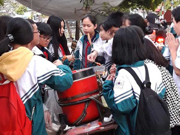 Hãi hùng đồ ăn vặt khu vực cổng trường: Giật mình những loại đồ ăn siêu rẻ không rõ nguồn gốc