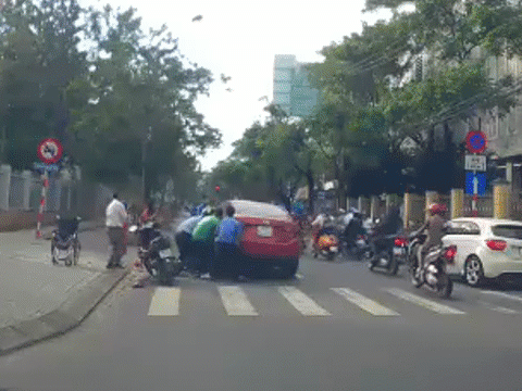 Video: Nữ tài xế tông trúng cụ ông đi xe lăn qua đường, hàng chục người nâng xe giải cứu