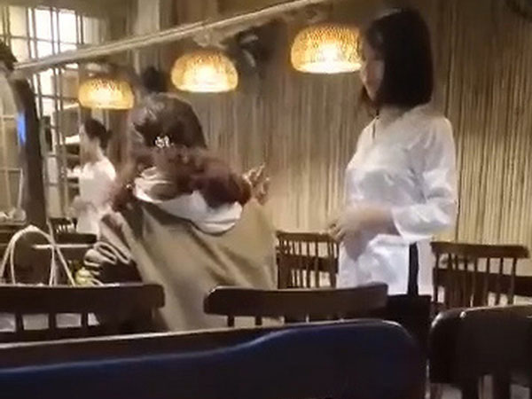 Nữ thực khách mắng chửi, đòi đuổi việc nhân viên nhà hàng chỉ vì mang nhầm đĩa rau có hành