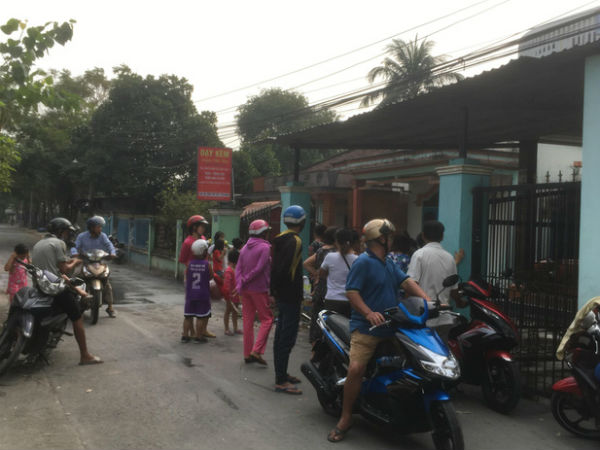 Bình Dương: Huy động nhiều Cảnh sát, xe chữa cháy đến khống chế thanh niên nghi ngáo đá cố thủ đòi đốt nhà