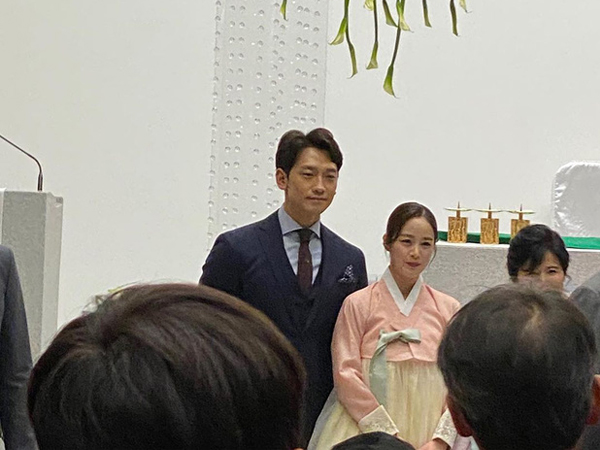Kim Tae Hee - Bi Rain sánh đôi tại hôn lễ của em trai: Ngọc nữ bỗng lên cân, cực tình đến chúc phúc cô dâu chú rể