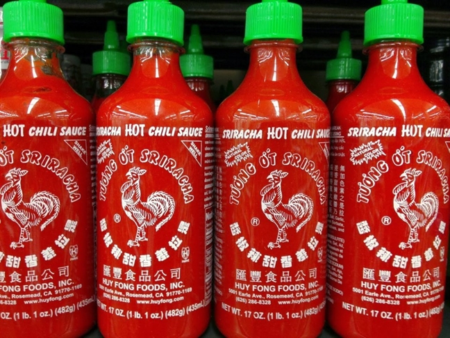 Sau Australia, tới lượt Singapore thu hồi tương ớt của triệu phú gốc Việt vì sợ phát nổ