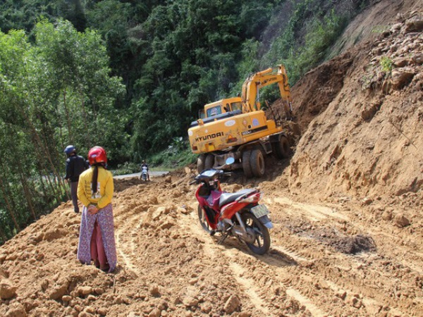 Mặt trái của nền kinh tế 4.0: Băng rừng, lội suối vượt gần 150km để… rút tiền lương!