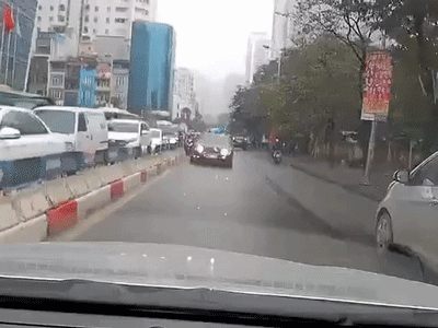 Tài xế lái 'siêu xe' Bentley chạy ngược chiều ở Hà Nội bị phạt 1 triệu đồng