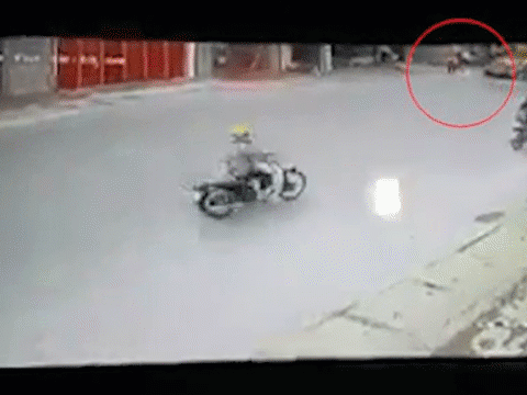 Video: Tuột khỏi tay mẹ, em bé bị tông văng 10 mét khi chạy vụt sang đường
