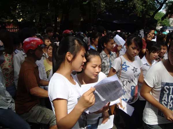 'Choáng' khi Ngọc Trinh, Sơn Tùng, 'vợ người ta'... vào đề thi