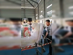 Video: Chú rể dùng xe cấp cứu và cáng đi đón dâu khiến quan viên 2 họ 'đứng hình'