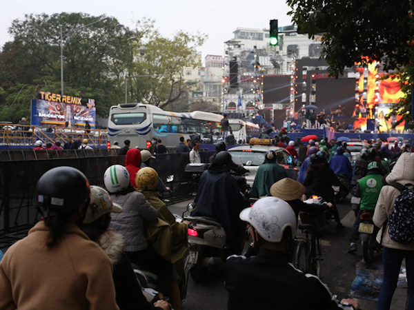 Vạn người đang đổ về trung tâm Thủ đô đón chào lễ hội đếm ngược chào năm mới 2020
