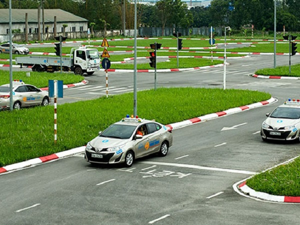 Học phí lái xe ô tô sẽ tăng mạnh vào năm 2020