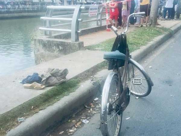 Bỏ lại đôi dép tổ ong, người đàn ông nhảy sông rồi mất tích