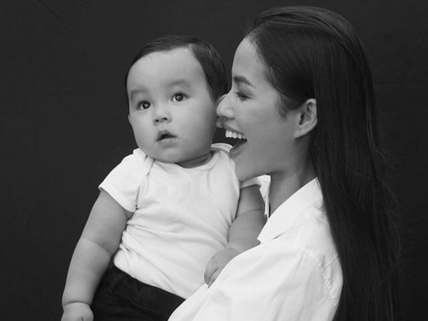 Sau bức ảnh bị rò rỉ, Phạm Hương chính thức công khai cận mặt quý tử 1 tuổi trên trang cá nhân