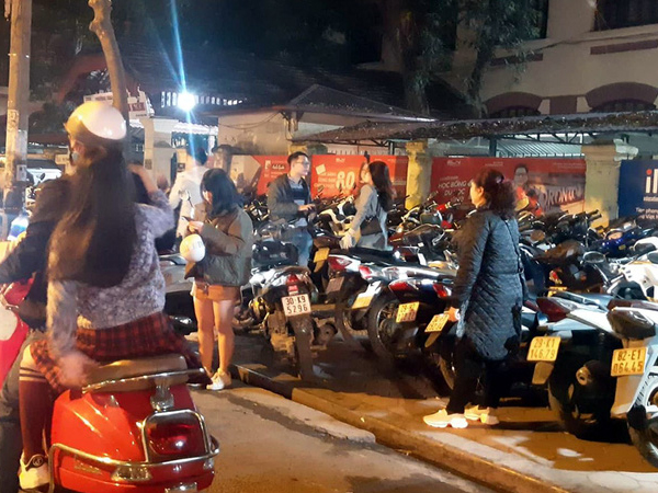 Đi xem countdown chào năm mới, nghìn người phải gửi xe giá cao ngất cách Hồ Gươm 2km