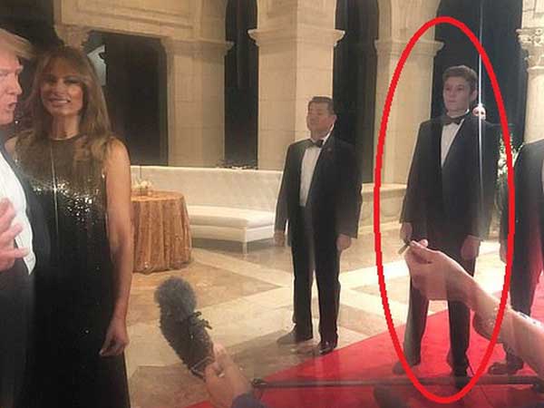 Con trai út tổng thống Mỹ, Barron Trump mặc tuxedo lịch lãm tại tiệc mừng năm mới