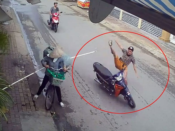 Từ 1/1/2020, người đi xe đạp dừng xe đột ngột, chuyển hướng không báo hiệu trước sẽ bị phạt tới 100.000 đồng