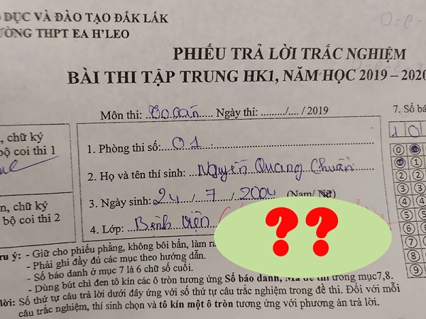 Cười bò với phong cách điền lớp kiểu 'mất hồn' của nam học sinh, nhưng đáng chú ý nhất vẫn là lời phê của cô giáo sau đó