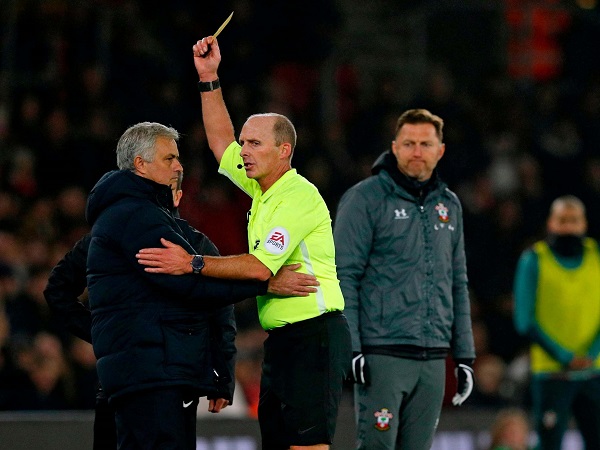 Mourinho nhận thẻ vàng vì.. nhìn trộm chiến thuật, gọi đối thủ là 'thằng ngốc'