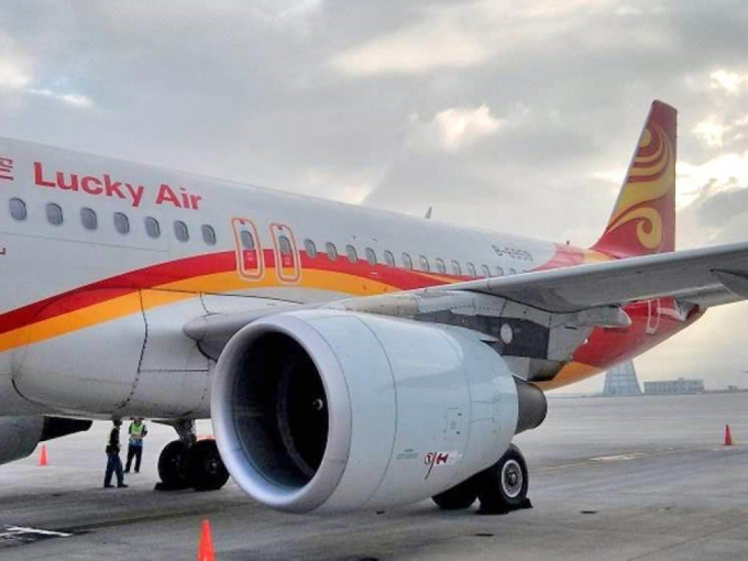 Bị phạt gần 400 triệu đồng vì ném đồng xu may mắn vào máy bay