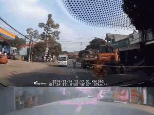 Phẫn nộ clip nữ tài xế lấn làn gây tai nạn còn mắng tài xế xe tải: 'Sao đi ngu thế?'