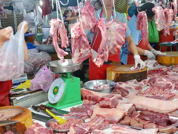 Cận Tết giá thịt lợn quay đầu giảm sốc, chị em lại vui vẻ đi chợ