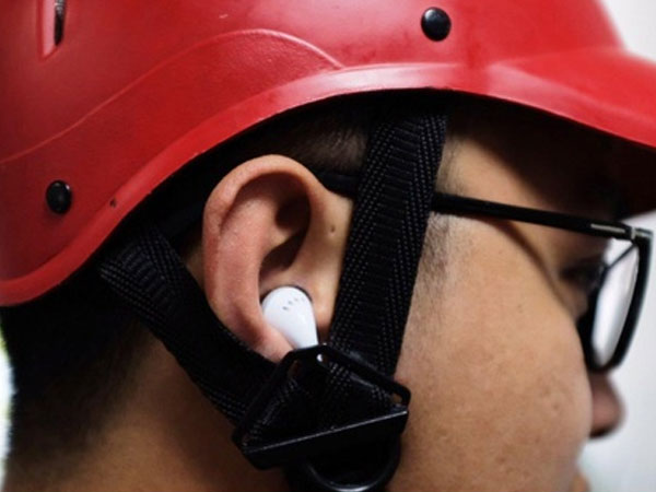 Lái xe máy đeo tai nghe có thể bị xử phạt 1 triệu đồng