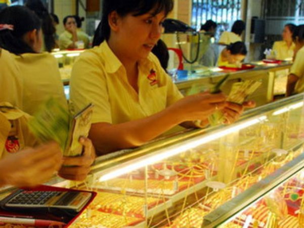 Giá vàng trong nước tăng vọt, vượt mốc 43 triệu đồng/lượng