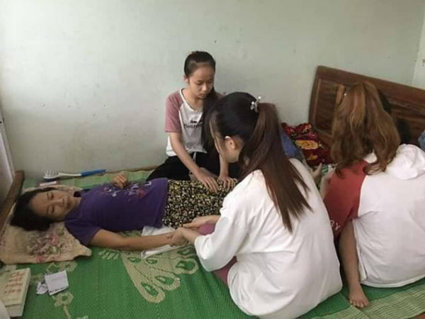 Bố mất, mẹ liệt giường, hai chị em có nguy cơ thất học ở Hải Phòng