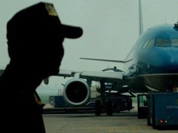 Tiếp viên trưởng bị kiểm tra vì nghi buôn lậu, Vietnam Airlines nói gì?