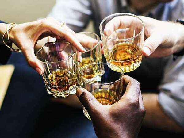 Bác sĩ giải đáp sau khi uống rượu, bia bao lâu thì được lái xe