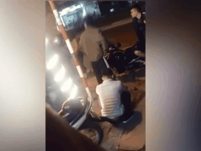 Clip: Cô gái cãi nhau với bố mẹ ngay giữa đường rồi lao thẳng vào ô tô toan tự tử, nghi do bị cấm cản chuyện yêu đương