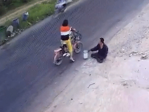 Clip: Thanh niên lành lặn 'biến hình' thành tàn tật để ăn xin chỉ trong phút chốc