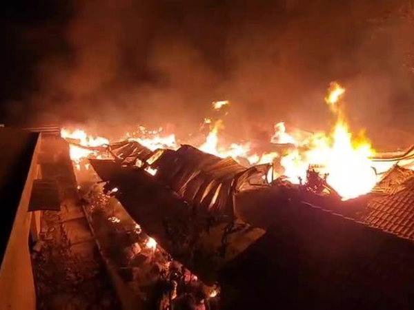 TP.HCM: 'Biển' lửa đỏ rực bao trùm hàng nghìn m2 công ty sản xuất nệm