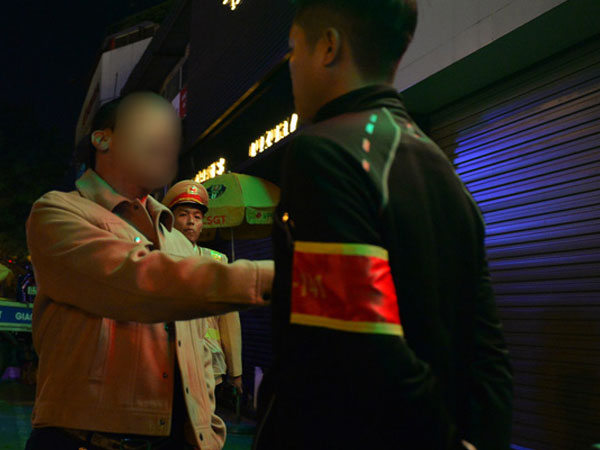 Bị kiểm tra nồng độ cồn, người đàn ông nghi say xỉn đòi... giấy của viện kiểm sát, lớn tiếng quát: 'Tôi chơi tới bến với các anh luôn!'