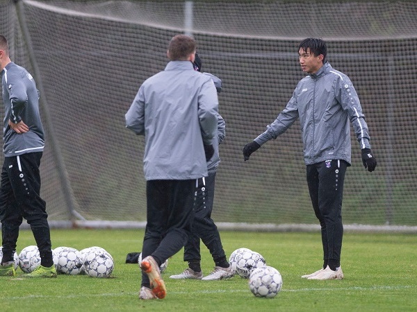 Văn Hậu 'đội mưa' trong buổi tập đầu tiên của năm 2020 cùng SC Heerenveen
