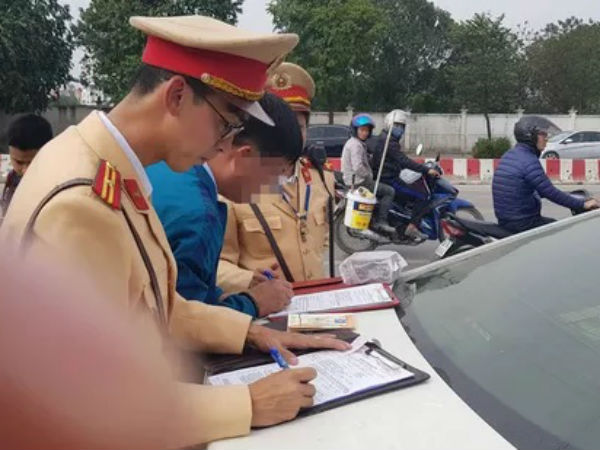 Hà Nội: Vừa mua xe ô tô, chủ xe bị phạt 40 triệu, tước GPLX 2 năm do vi phạm nồng độ cồn